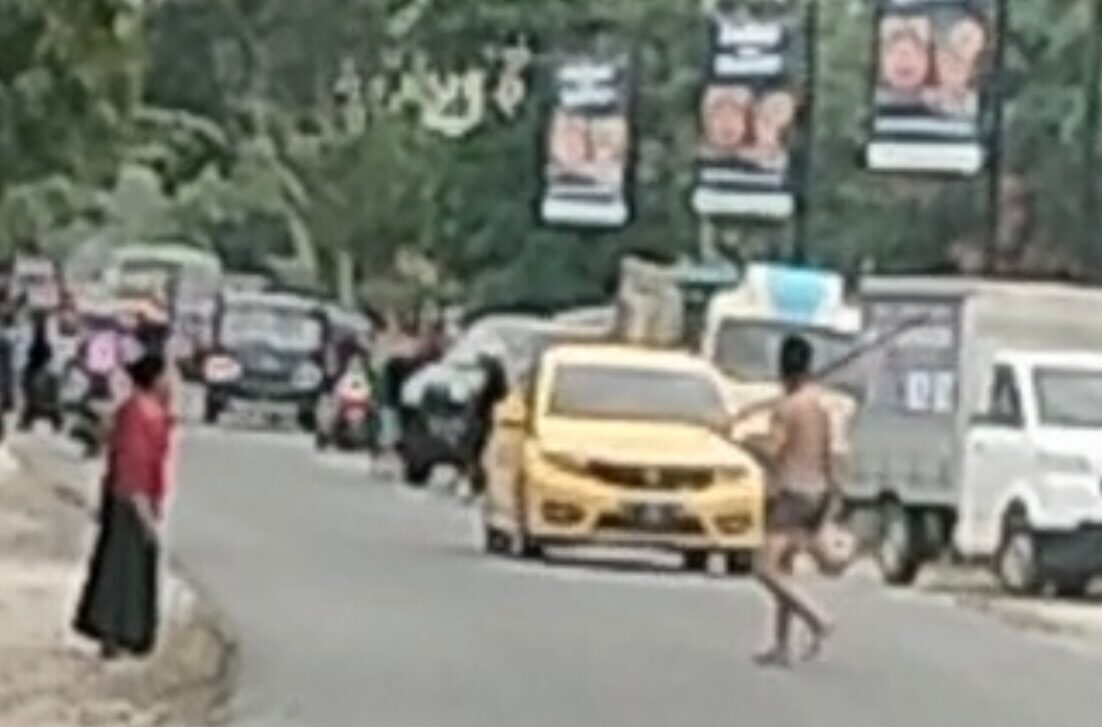 ODGJ di Sampit Ngamuk di Tengah Jalan, Pengendara Jadi Takut Melintas