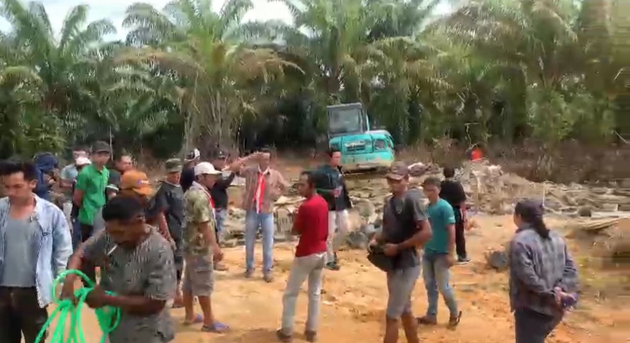 Warga Desa Beringin Agung Bongkar Pos PT BUM