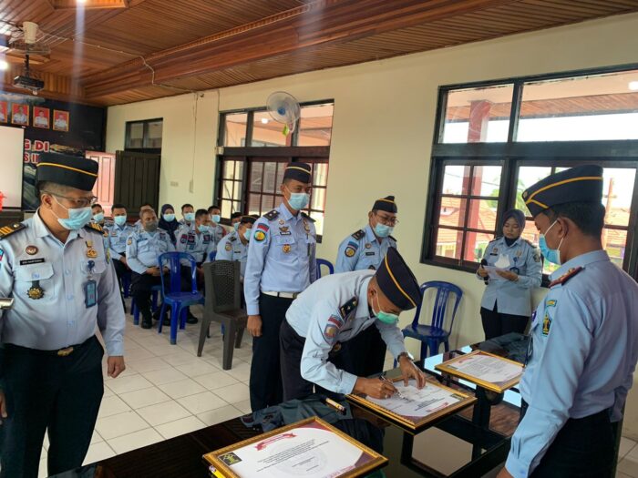 Pegawai Lapas Sampit Tanda Tangani Komitmen Bersama Bangun Zona Integritas Menuju WBK
