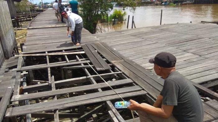 Warga Keluhkan Jembatan Titian di Kelurahan Raja Seberang yang Sudah Memprihatinkan