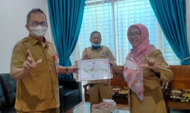 Kepala Dispursip Serahkan Sertifikat Akreditasi Perpustakaan kepada SMPN 1 Arut Selatan