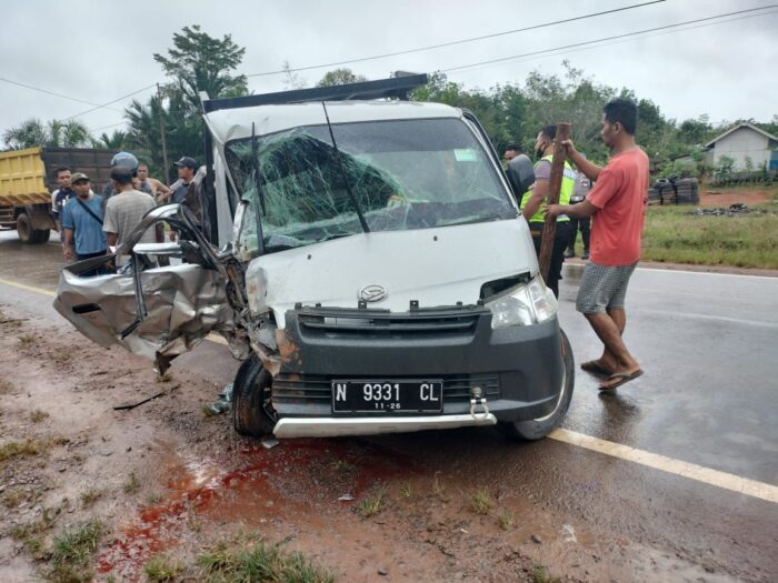 Dua Buah Pikap Adu Banteng karena Oleng di Tikungan