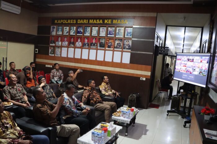 Kapolres Kotim beserta Jajaran Gelar Nobar Wayang Kulit