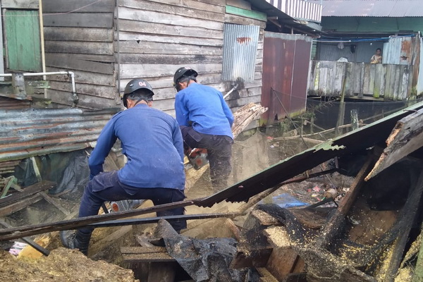 Pohon Tumbang Timpa Rumah di Sampit