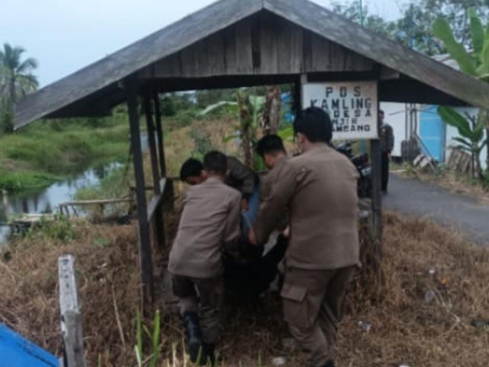 Satpol PP dan Damkar Kapuas Amankan ODGJ yang Resahkan Warga Jalan Mawar