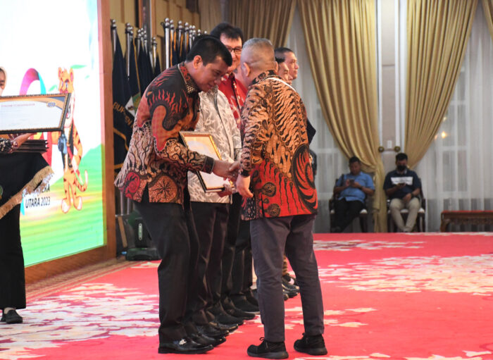 Pangdam I Bukit Barisan Terima Penghargaan Tokoh Peduli PWI