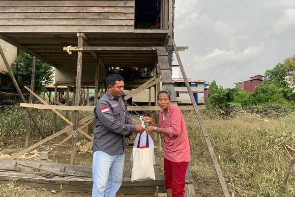 Peringati HPN 2023, SMSI Melawi Bantu Warga Kurang Mampu