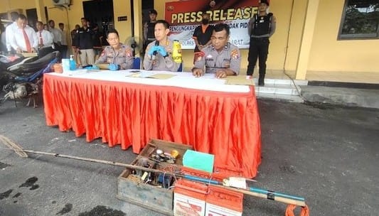 Polisi Tangkap Penyetrum Ikan di Sungai Arut