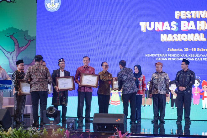 Pemkab Kobar Terima Penghargaan Revitalisasi Bahasa Daerah dari Kemendikbudristek RI