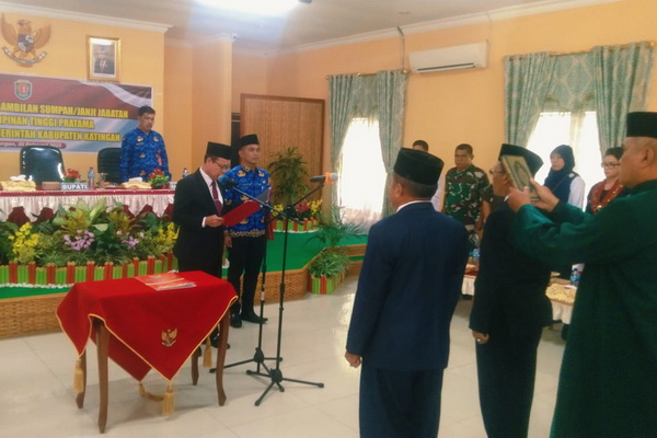 Lantik Dua Pejabat Tinggi Pratama, Ini Pesan Bupati Katingan