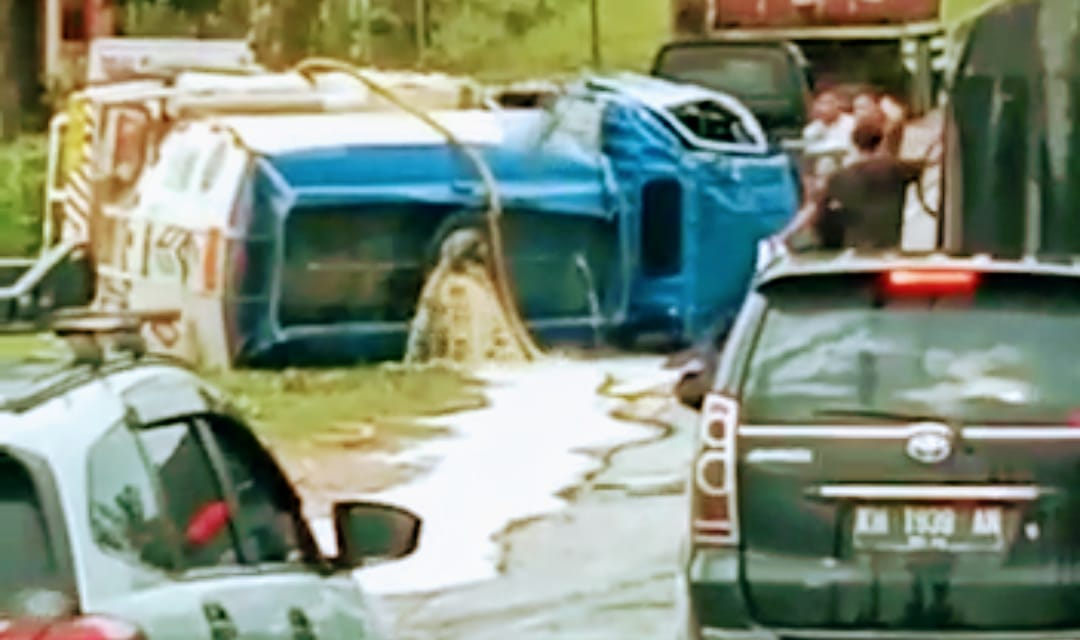 Truk Tangki BBM Terguling, Tumpahan Solar Menggenang di Jalan Ahmad Yani