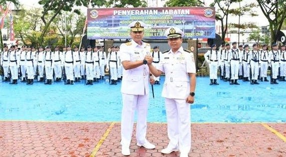Danlanal Banjarmasin Serahkan Jabatan pada Danlantamal XIII Tarakan Laksma TNI Deni Herman