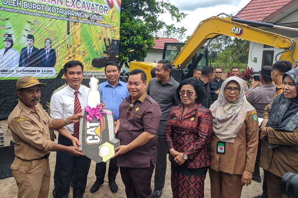 Bupati Kotim Serahkan Bantuan Alat Berat untuk Petani di Dua Kecamatan
