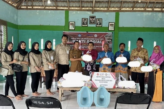 Dukung Program Gemas di Desa Sumber Makmur, Mahasiswa KKN STIH Sampit Bagikan Kloset