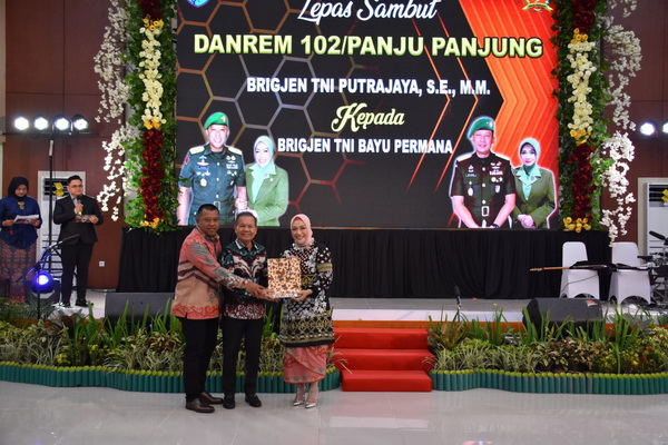 Hadiri Pisah Sambut Danrem 102/Pjg, Bupati Kapuas Terima Penghargaan