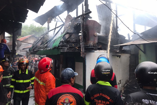 Kebakaran di Jalan Tiung Andai, Penghuni Rumah Nyaris Terbakar saat Lagi Makan