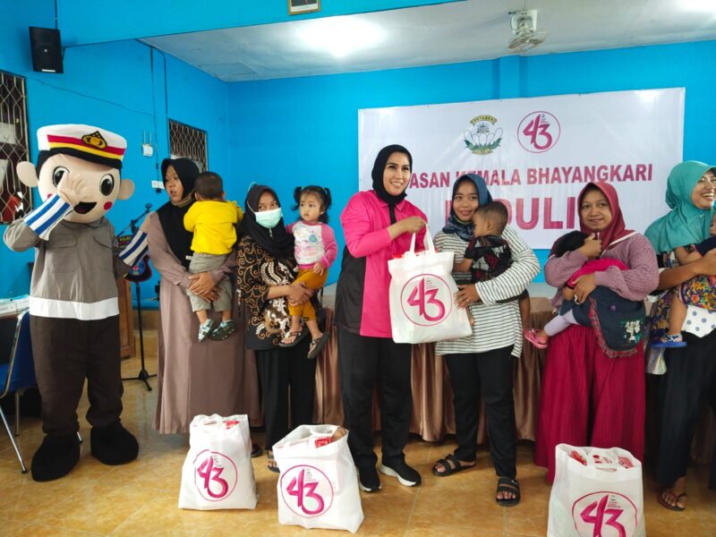 Polres Kotawaringin Barat Bagikan Paket Bantuan Sosial Dukung Penanganan Stunting