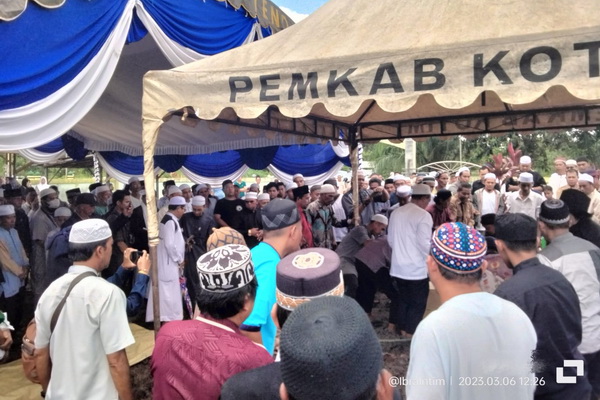 Ratusan Pelayat Antar KH Abdul Hadi Riduan ke Peristrahatan Terakhir