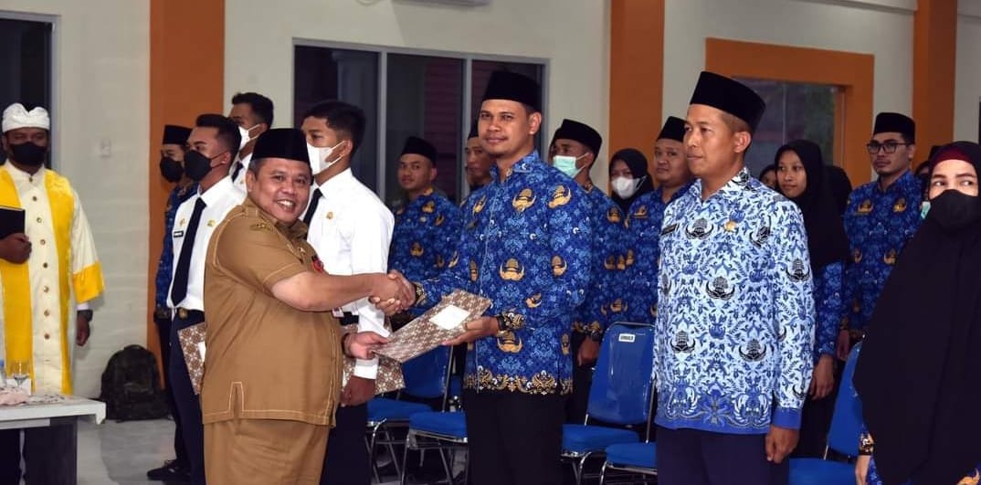 Plt Sekda Kobar Serahkan SK pengangkatan CPNS, PNS dan Kenaikan Pangkat Aparatur