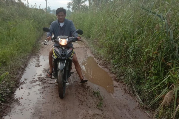 Warga Desa Basawang Keluhkan Kerusakan Jalan Akibat Kendaraan Proyek