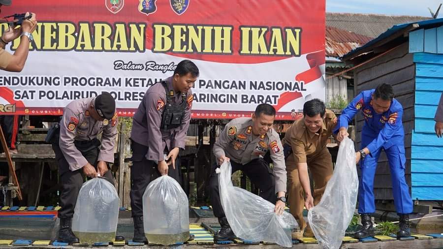 Kapolres Kobar Tabur Sepuluh Ribu Benih Ikan di Keramba Masyarakat
