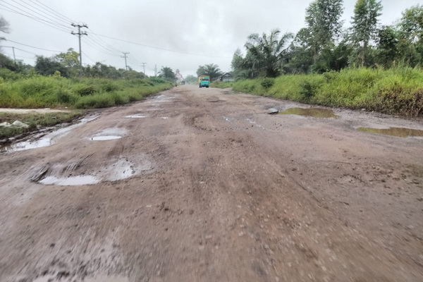 Mulai Rusak Parah, Sopir Muatan Besar Khawatir Lewat Jalan Lingkar Selatan