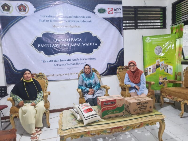 PWI dan IKWI Pusat Salurkan Sembako ke Yayasan Amal Wanita di Ciputat