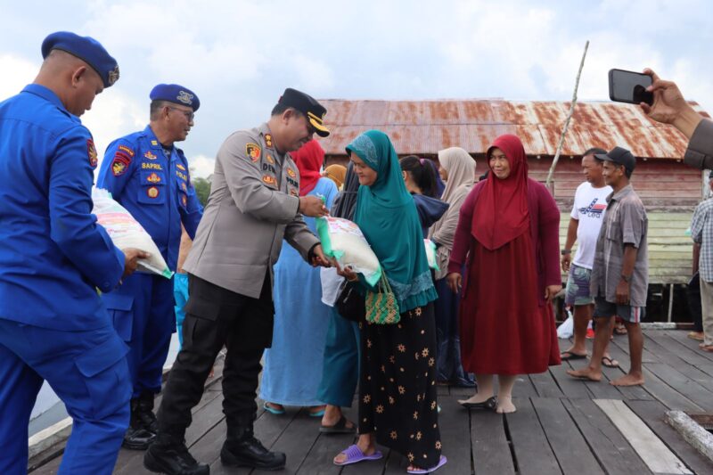 Ratusan Karung Beras Dibagikan Satpolairud Polres Sukamara kepada Warga Bantaran Sungai