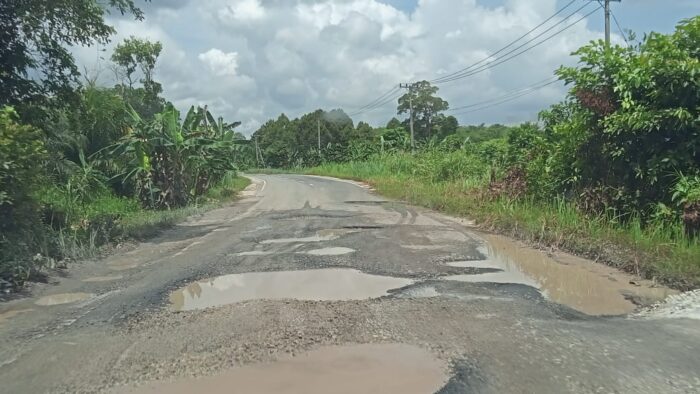 Tak Diperbaiki Pemerintah, Banyak Lubang ‘Berbahaya’ di Jalan Soekarno Hatta Kasongan