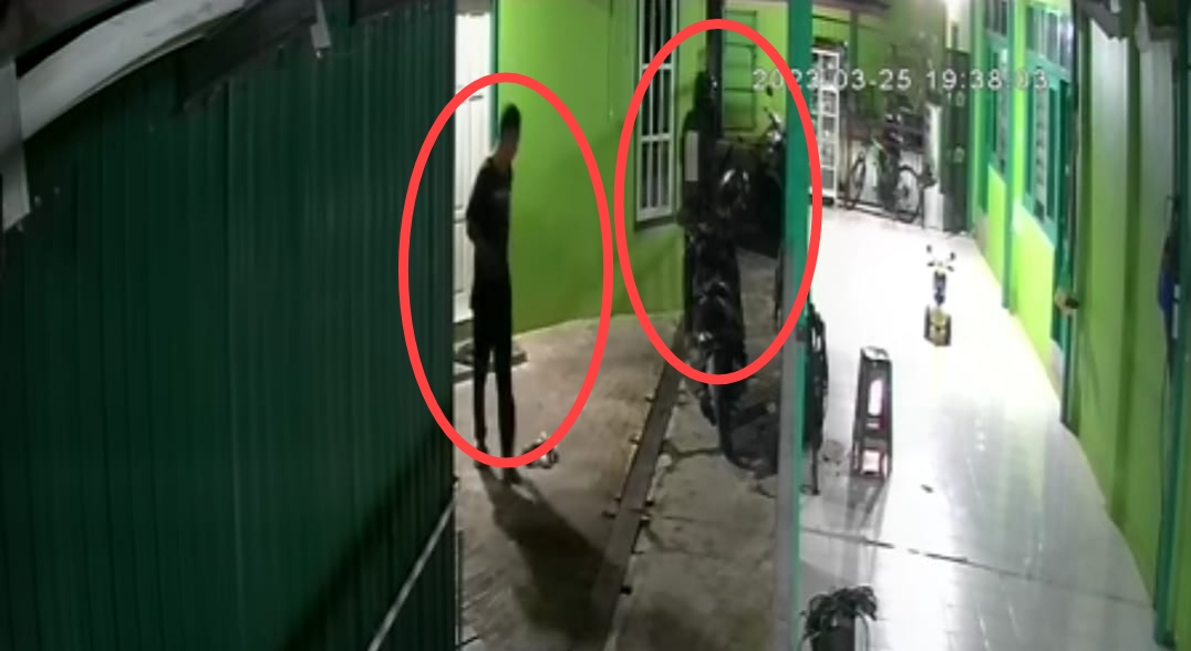 Duh! Aksi Maling Sandal Saat Tarawih di Masjid Jami’ Nurul Huda Terekam CCTV