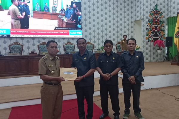 Sakariyas Serahkan LKPJ 2022 Kabupaten Katingan
