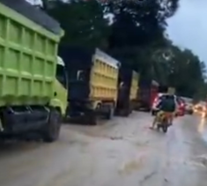 Warga Desa Petak Puti Keluhkan Antrian Truk Sepanjang Dua KM, Penyebabnya Jalan Rusak