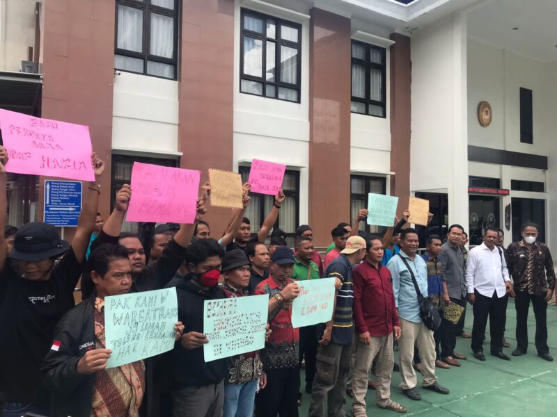 Warga Desa Beringin Agung Geruduk PN Sampit pada Gugatan ke PT BUM