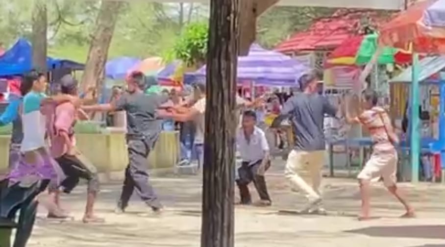 Viral! Diduga Rebutan Penumpang, Sesama Motoris Klotok di Pantai Kubu Terlibat Duel