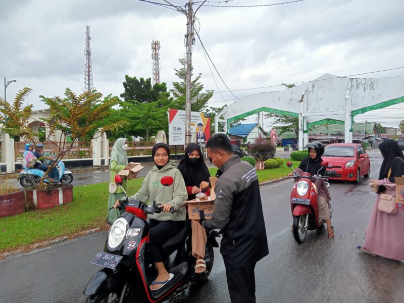FSLDK Kalteng Bagi-Bagi Takjil di Sekitar Kampus Palangka Raya