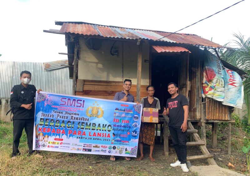 Berkah Ramadan, SMSI Melawi Berbagi Sembako untuk Lansia