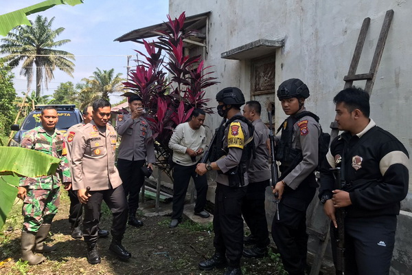 Polisi Kepung Maling Walet di Sebuah Gedung