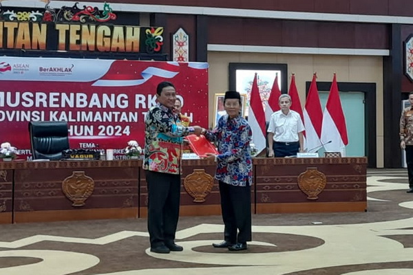 Wagub Kalteng Serahkan SK Pengangkatan Nafiah Ibnor Sebagai Plt Bupati Kapuas