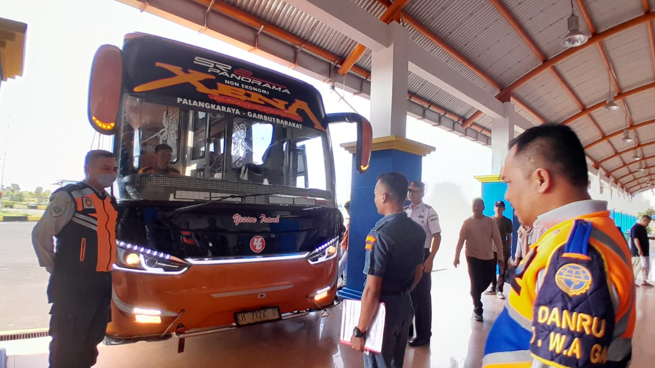 Pastikan Keselamatan Penumpang, Kepala Terminal WA Gara Selalu Periksa Kelayakan Bus