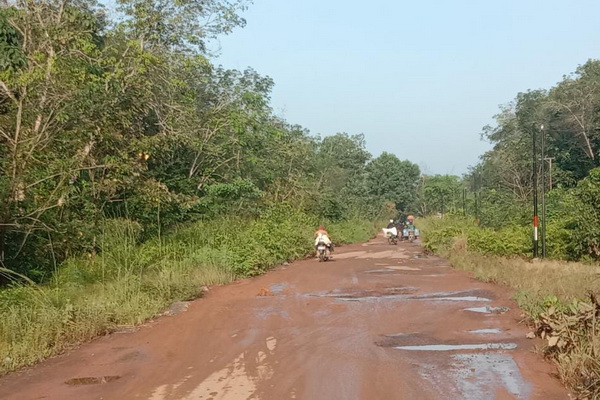 Jalan Anjir Serapat Tengah Rusak, Warga Harap Perhatian Pemerintah Kapuas