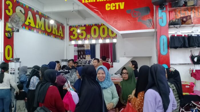 Berburu Baju Lebaran, Warga Pangkalan Bun Serbu Toko Pakaian Serba 35 Ribu