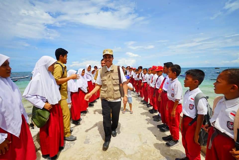 Kedatangan Wabup Selayar Disambut Ratusan Pelajar di Dermaga Karumpa