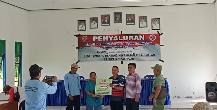 Kades Tumbang Banjang Salurkan BLT-DD untuk 50 Keluarga