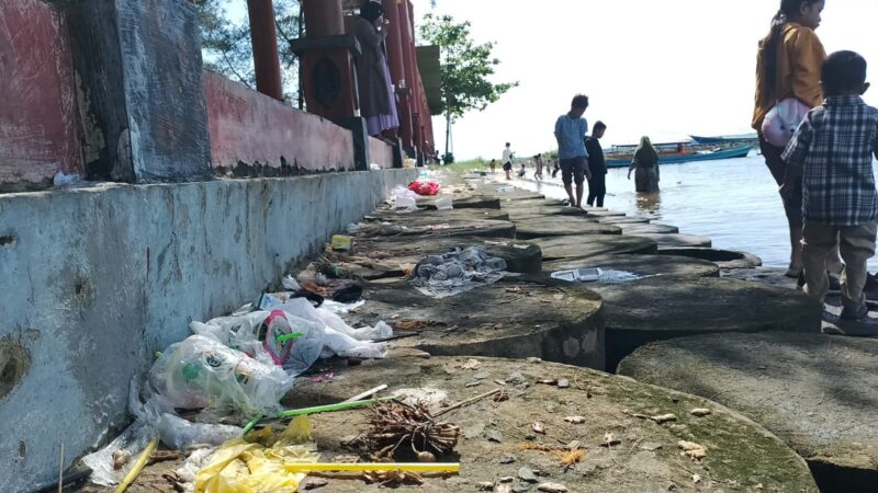 Duh! Libur Lebaran Membuat Pantai Kubu Dipenuhi Sampah