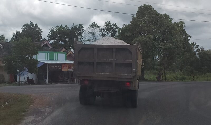 Truk Mutan Pasir Tak Ditutup Terpal, Warga Kumai Kena Dampak Polusi Debu