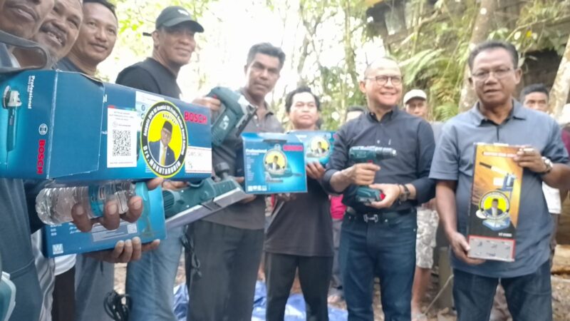 Mukhtarudin Bantu Alat Produksi untuk Perajin Perahu di Kelurahan Baru