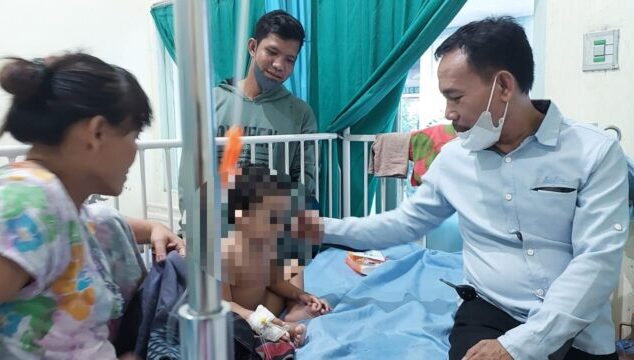 Ketua DPD Nasdem Kapuas Kunjungi Bocah Dua Tahun yang Tak Sengaja Minum Air Aki
