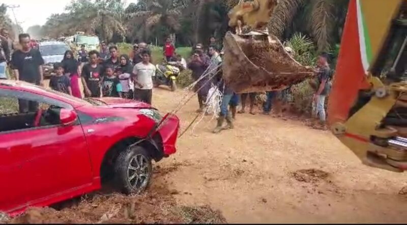 Minibus Nyungsep ke Parit di Jalan Poros Perkebunan Sawit menuju Desa Pantai Harapan