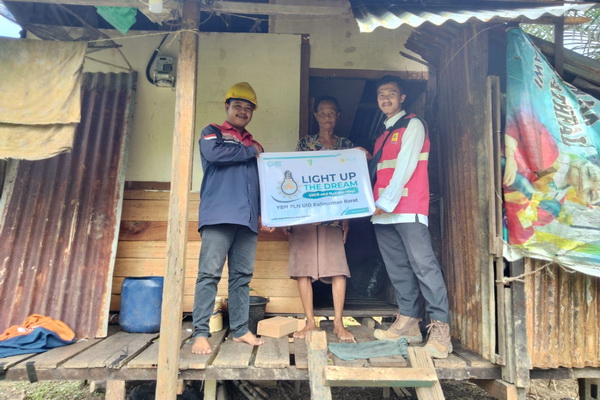 Lawan Kemiskinan, GD Nusantara Pasang Listrik Gratis Rumah Warga Melawi