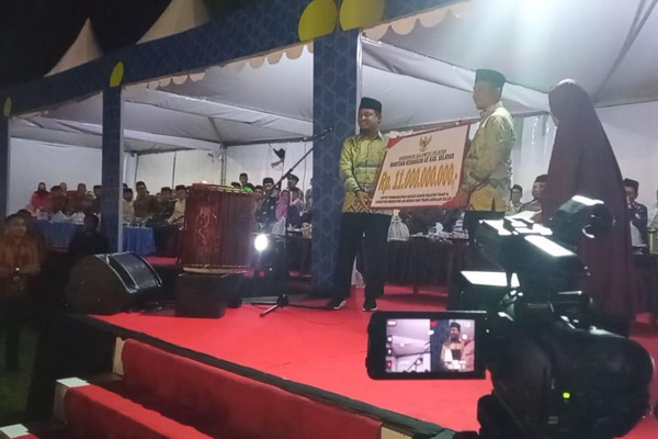 Serahkan Bantuan Senilai Rp11 Milyar, Gubernur Sulsel Dorong Perampungan Masjid Agung Selayar